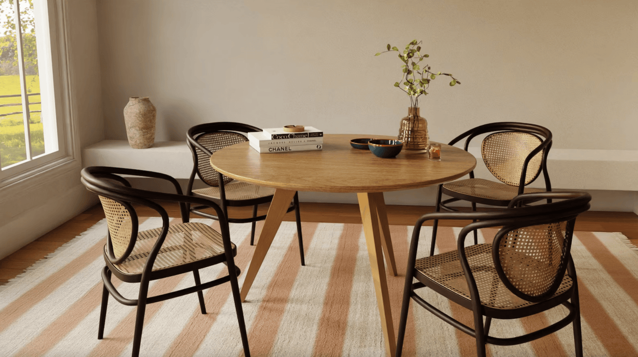 Round Dining Table 3 legged, Solid Oak, 4-6 seater / KANTAR Collection