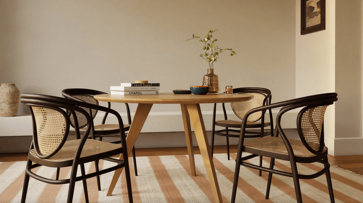 Round Dining Table 3 legged, Solid Oak, 4-6 seater / KANTAR Collection